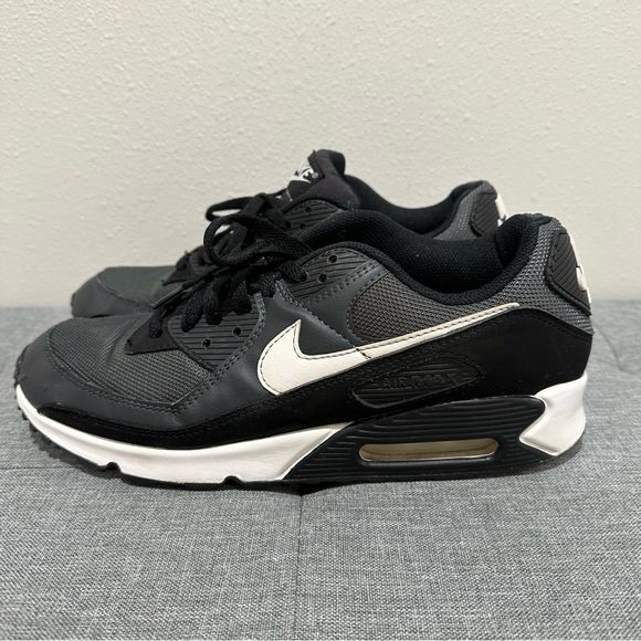 Nike Women’s Air Max Oketo Sneaker - Picture 2 of 12